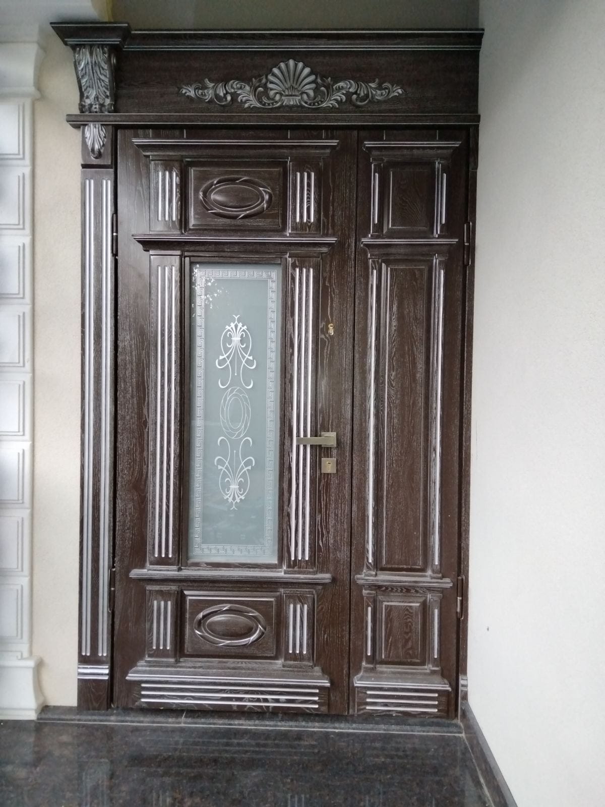 Ușă din lemn masiv