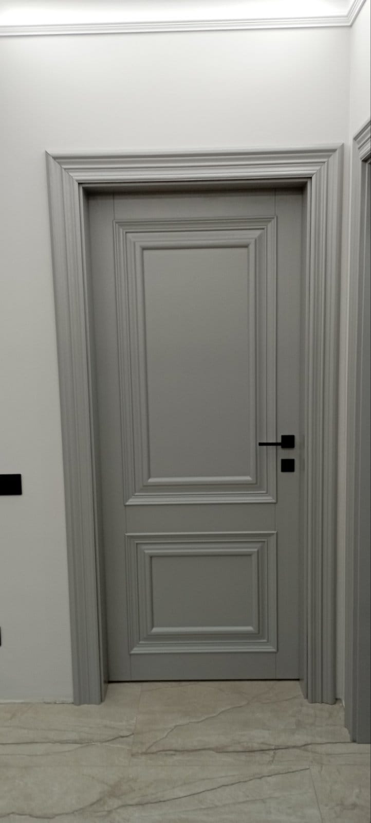 Ușă din lemn masiv