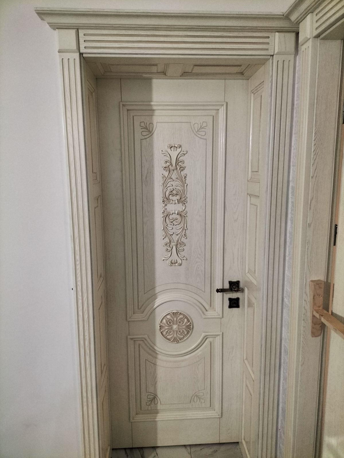 Ușă din lemn masiv