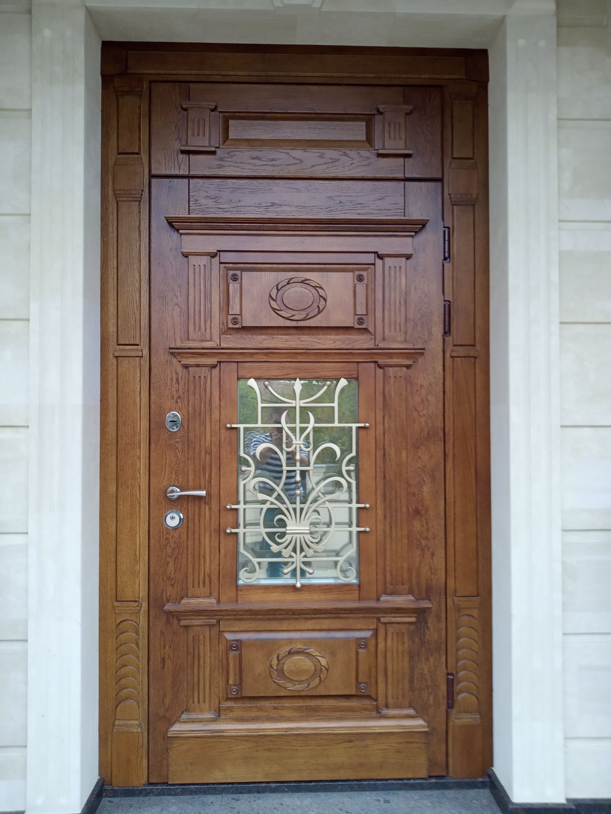 Ușă din lemn masiv