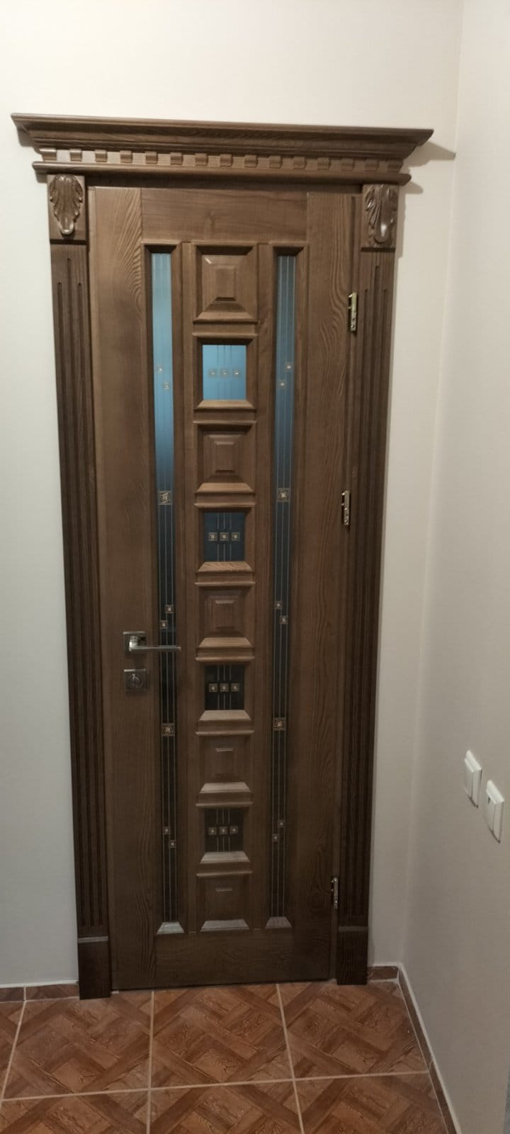 Ușă din lemn masiv